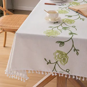 Tovaglia beige stile pastorale con ricami floreali verdi e nappe bianche chic