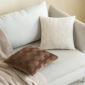 Fundas de cojín de terciopelo plisado texturizado para sofá en color crema y marrón