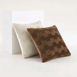 Fundas de cojín de terciopelo plisado en crema y marrón para decoración minimalista