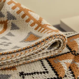 Boho Strickdecke mit geometrischem Muster und dicker Textur für gemütliche Deko