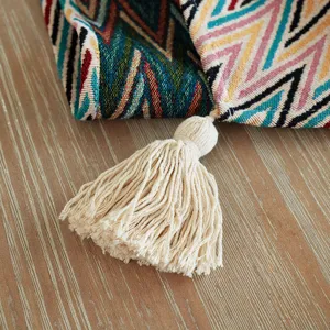 Elegante runner da tavola boho in tessuto a zig-zag colorato con nappa color crema