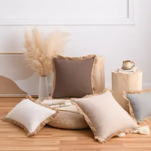 Housses de coussin en coton et lin de style nordique avec bords à franges et tons neutres