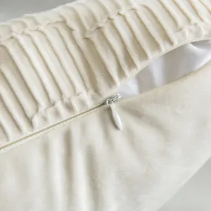 Funda de cojín minimalista de terciopelo plisado crema con detalle de cremallera