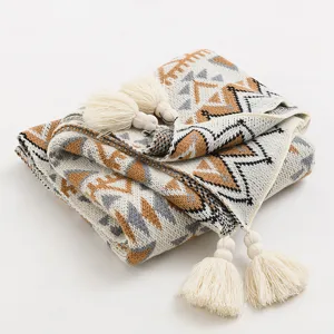 Bohemian Strickdecke mit geometrischem Muster und großen Quasten für Sofa oder Bett