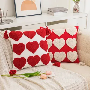 Housses de coussin brodées de cœurs tuftés avec pompons en rouge et blanc déco