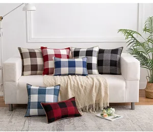 Housses de coussin modernes en coton et lin à carreaux sur un canapé