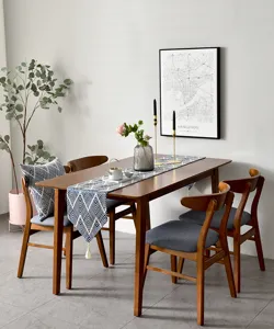 Vue détaillée d'un chemin de table jacquard géométrique bleu marine avec glands