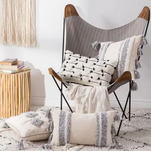 Μαροκινά boho καλύμματα μαξιλαριών με φούντες και φουντωτά σχέδια σε πολυθρόνα