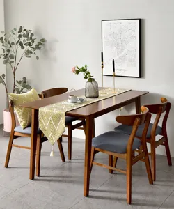 Détail d'un chemin de table en jacquard de style japonais avec motifs géométriques