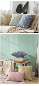 Gemütliches Wohndetail mit verschiedenen Kissenbezügen mit Wellenmuster auf dem Sofa