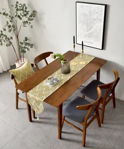 Chemin de table japonais en jacquard avec rayures ondulées et pompons sur table bois