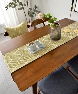 Chemin de table japonais en jacquard avec motif de chevrons jaunes et finitions à glands