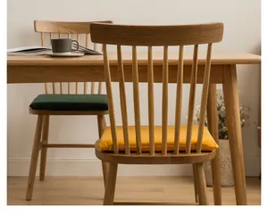 Detalle de cojín de terciopelo amarillo con espuma viscoelástica en silla Windsor de madera