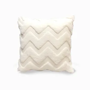 Primer plano de cojín de felpa blanca suave con patrón de zigzag en relieve