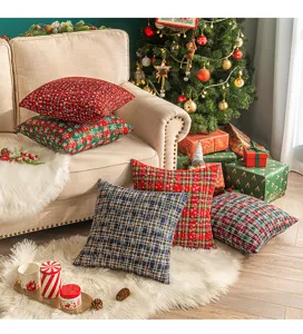 Gemütliche Weihnachts-Karo-Kissen mit Schneeflockenmuster in festlichem Wohnzimmer-Ambiente.