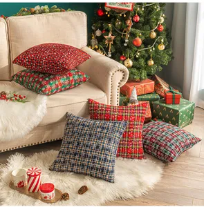 Gemütliche Weihnachts-Karo- und Schneeflocken-Kissen in festlicher Wohnzimmer-Atmosphäre