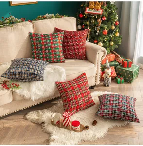 Gemütliche Weihnachtsszene mit karierten Kissen und Schneeflocken auf dem Sofa