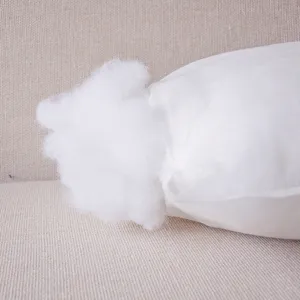 Detalle del relleno de fibra blanca de alta elasticidad en un cojín suave