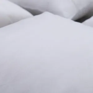 Detalle macro que muestra la suave textura y el tejido del relleno de cojín blanco