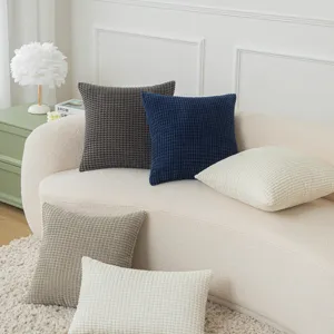 Nordische Plüsch-Kissenbezüge aus Cord in verschiedenen Farben auf einem weißen Sofa
