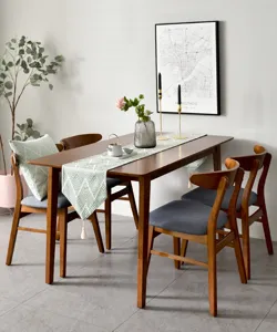 Vue détaillée d'un chemin de table en jacquard japonais vert avec motif chevron et gland