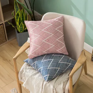 Elegante Baumwoll-Leinen Kissenbezüge mit Chevron-Muster auf einem Sessel im Raum