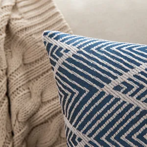 Blau-weißer Kissenbezug aus Baumwollleinen mit geometrischem Wellenmuster für Sofas