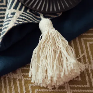 Vue détaillée d'un chemin de table jacquard 3D de style japonais avec pompon en coton