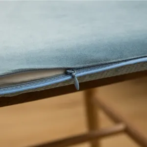 Detalle de cojín para silla de terciopelo azul de espuma viscoelástica con cremallera
