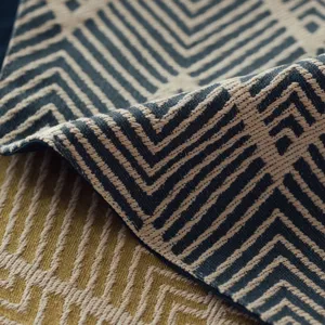 Gros plan d'un chemin de table en jacquard japonais avec des motifs géométriques bleu et jaune