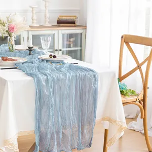 Elegante runner da tavola in garza azzurra per decorazioni di nozze e feste chic