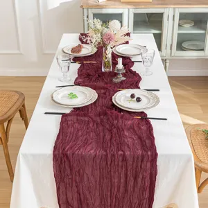 Runner da tavola in garza bordeaux pieghettato per decorazione di matrimoni e feste.