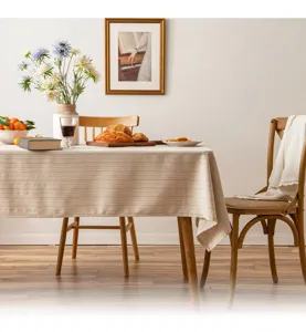 Dettaglio di una tovaglia a righe beige in stile giapponese in una sala da pranzo.