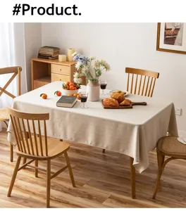 Accogliente sala da pranzo con tovaglia a righe stile giapponese su tavolo legno