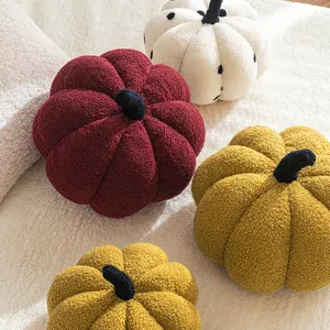 Cojines de calabaza de Halloween en vellón sherpa con colores otoñales para sofás