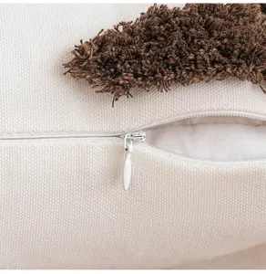 Makroaufnahme des verdeckten Reißverschlusses am tufted Bohemian Kissenbezug.