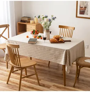 Vista dettagliata di una tovaglia beige a righe in una sala da pranzo con mobili in legno