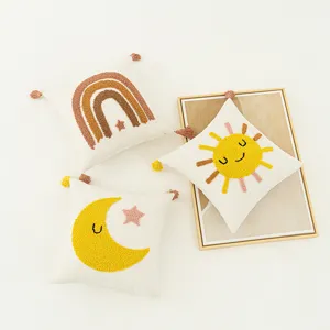 Funda de Cojín de Felpa con Mechones Dibujos Animados Cuadrada Patrón Arcoíris Sol Luna Nube Con Borlas Cremallera Oculta