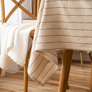 Tovaglia rettangolare minimalista in stile giapponese a sottili strisce nere su lino beige