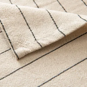 Dettaglio della tovaglia a righe beige in stile giapponese con trama in lino