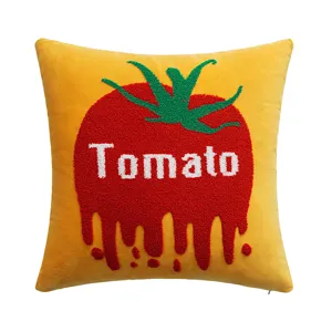 Dekoratives gelbes Samtkissen im INS-Stil mit besticktem rotem Tomaten-Frucht-Design