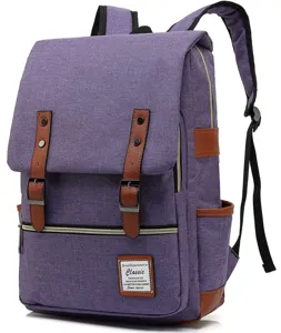 Detalle de la mochila de lona púrpura con correas de cuero sintético estilo retro
