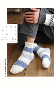 Calcetines peludos de rayas para invierno gruesos de lana de coral hombre detalle vista.