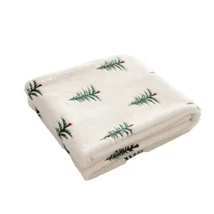 Zachte witte pluche kerstdeken met groen geborduurde boompatronen voor de woonkamer bank