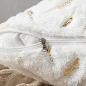 Taie d'oreiller en fausse fourrure blanche douce avec motif plumes dorées et fermeture éclair.