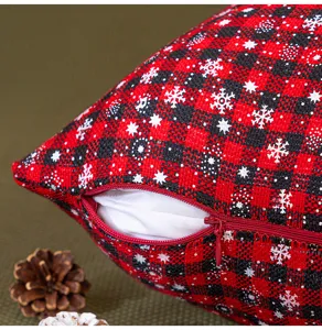 Detailaufnahme des versteckten Reißverschlusses der rot-schwarz karierten Weihnachts-Kissenhülle
