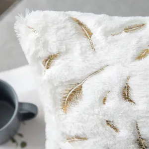 Housse de coussin en peluche blanche avec motif festif de plumes dorées en aluminium
