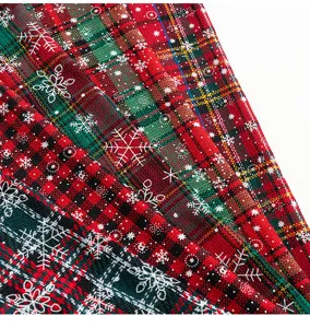 Detailansicht der rot-grünen Weihnachtskissenbezüge mit weißem Schneeflockenmuster.