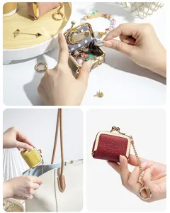 Detailweergave van een mini lederen sieraden opbergtasje voor ringen en oorbellen