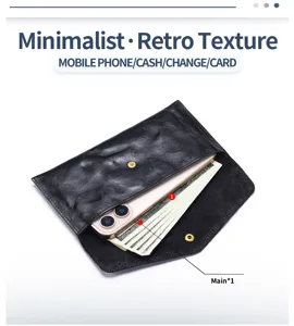 Vista dettagliata della pochette a busta in pelle nera con spazio per telefono e contanti.